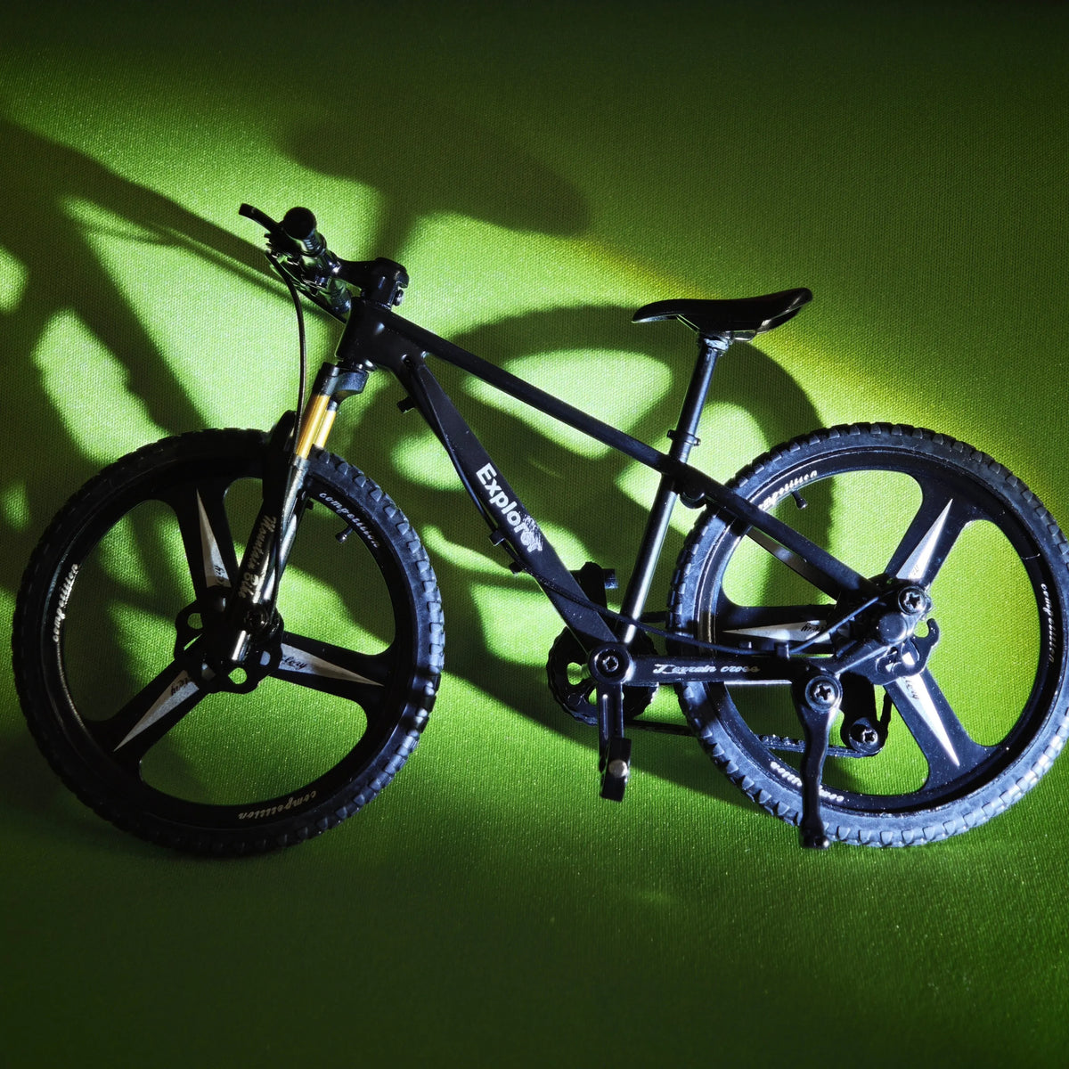 These Miniature Simulated Mountain Bike Models Perfectly Replicate the Classic Look of a Mountain Bike, Featuring Sleek Lines an